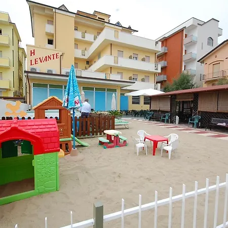 מלון Adriatico Family Village 3*