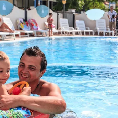 מלון Adriatico Family Village 3*