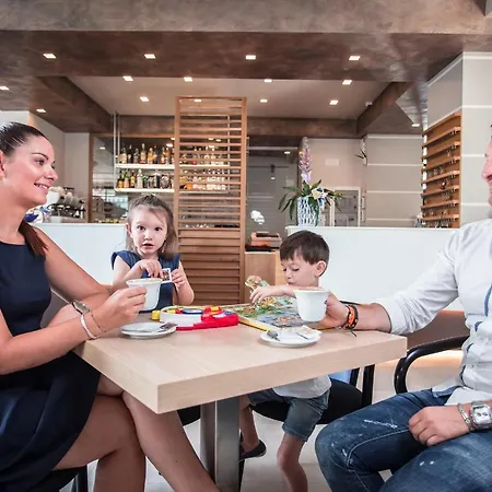 מלון Adriatico Family Village 3*